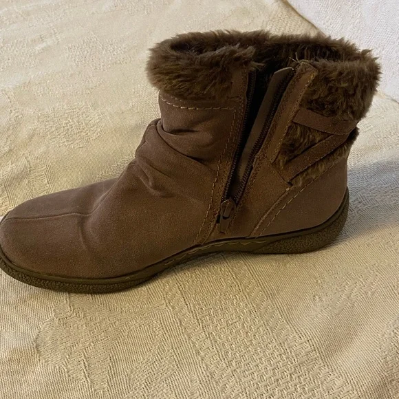 BareTraps Brown Fur-Lined Winter Boots - Picture 1 of 6
